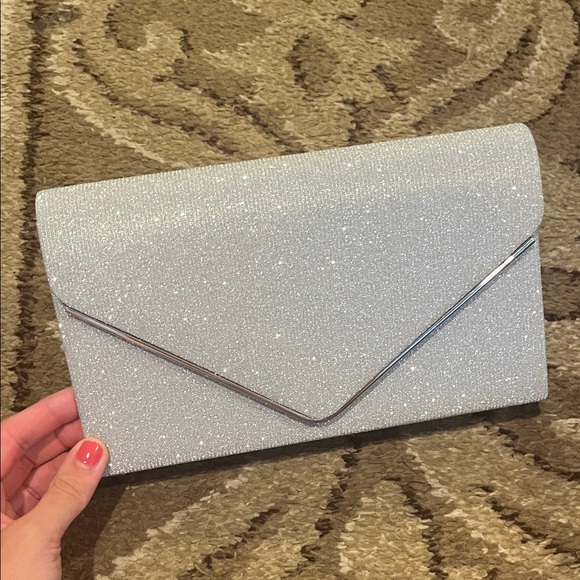 BRAND NEW-Elegant Silver Clutch - Picture 1 of 2